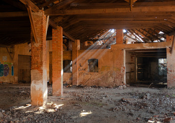 parte dell'edificio di una vecchia forneria di tegole rosse abbandonata  - 244608842