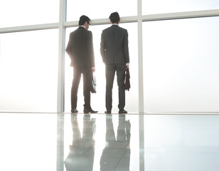 Fototapeta premium business background.business partners look through the office window