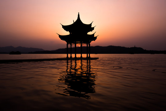 Couch&eacute; de soleil ros&eacute; sur belv&eacute;d&egrave;re chinois