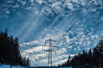 Strommast im Gegenlicht Winter