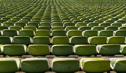 Grüne Sitz schalen in einem Fußballstadion