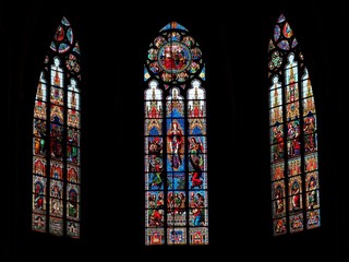 Bunte Kirchenfenster - Licht bringt Farben zum Leuchten