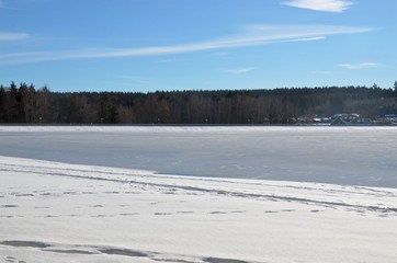 Winterlandschaft am vereisten See sonnig - Wintersport