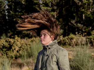 Retrato Niña Invierno Sol Pelo Viento