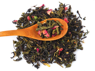 Fototapeta premium Dried green and black tea in a wooden spoon.