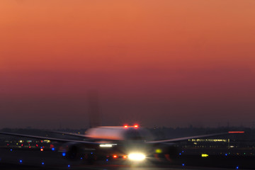 Flugzeug nach der Landung am Frankfurter Flughafen - Stockfoto