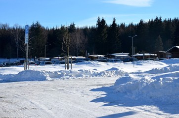 Tief verschneiter Parkplatz gut besucht