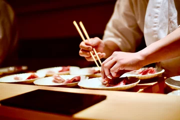 Foto auf Acrylglas Sushi-Meisterkoch, der einen Omakase-Verkostungskurs in Tokio, Japan, vorbereitet © wxs2102