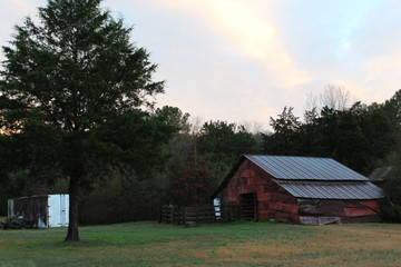 Obraz premium old barn in field
