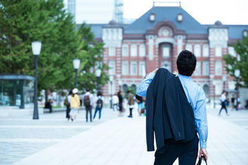 Obraz premium 外を歩くビジネスマン