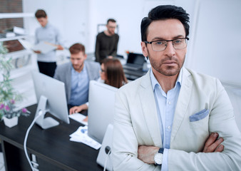 Obraz premium pensive businessman standing in his office