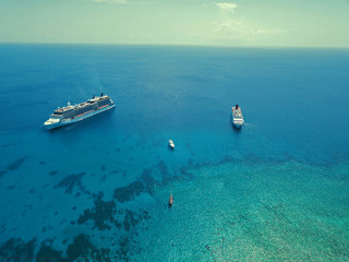 ケイマン諸島のジョージタウンの海の空撮