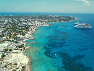 ケイマン諸島のジョージタウンの海景空撮