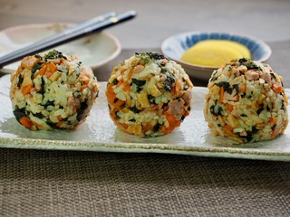 아시아 음식 햄 주먹밥 