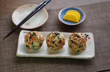 아시아 음식 햄 주먹밥 