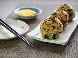 아시아 음식 햄 주먹밥 