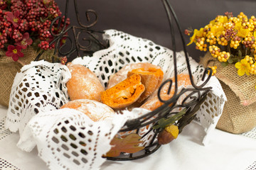 Empanadas de manjar en canasta con tela tejida y flores adorno
