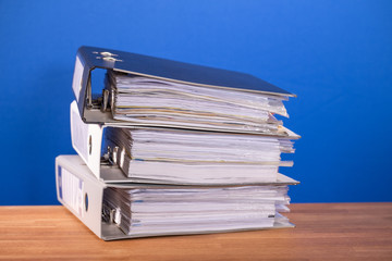 Bürokratie: Aktenstapel