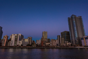 Fototapeta na wymiar 早朝の隅田川沿いの風景　Early morning of Tokyo