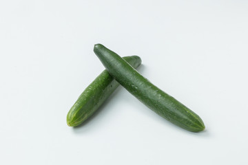 白背景にキュウリの集合