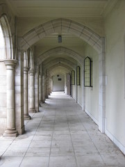 Obraz premium Columns and arches of an undercover walkway in a church