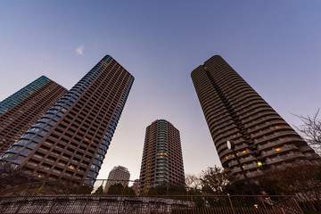 Obraz premium 早朝の高層マンション群 The sky at daybreak in Tokyo, Japan