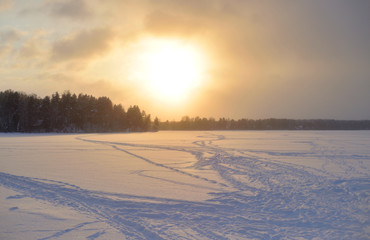 Fototapeta premium Frozen lake in the winter at sunset.