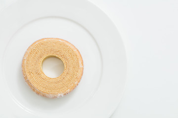 白背景に皿に乗っているバウムクーヘン単体