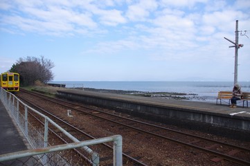 島原鉄道　大三東駅　おおみさき駅　冬の島原鉄道　海の傍の無人駅
