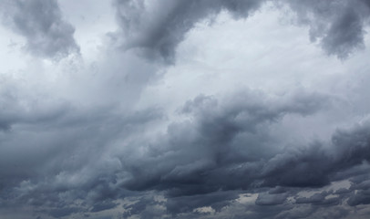 Obraz premium Background of dark dramatic clouds