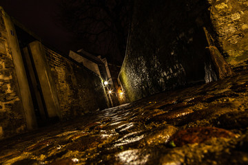 Dunkle Gasse mit Laternen