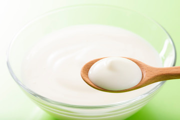 ヨーグルトを食べる