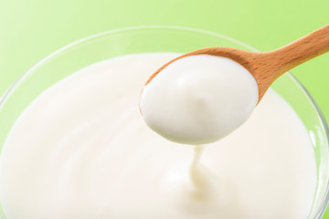 ヨーグルトを食べる