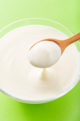 ヨーグルトを食べる