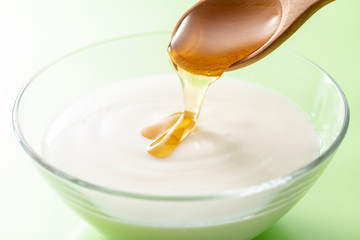 ヨーグルトに蜂蜜をかける