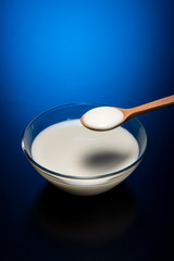 ヨーグルトを食べる