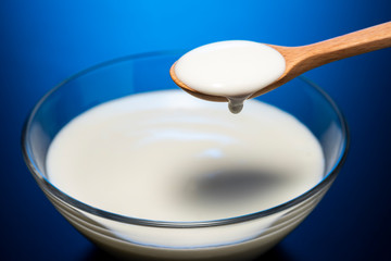 ヨーグルトを食べる