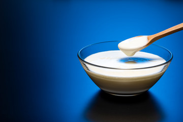 ヨーグルトを食べる