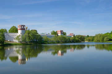 Obraz premium View of the Novodevichy convent from the Big Novodevichy pond on a Sunny spring day. Moscow, Russia