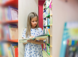  girl reading   book in     library.