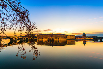 Fototapeta premium La Garonne à Toulouse au coucher du soleil en Occitanie, France