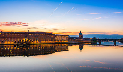 Fototapeta premium La Garonne à Toulouse au coucher du soleil en Occitanie, France