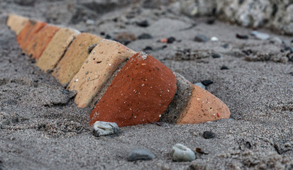 Mauerwerk im Sand verschüttet