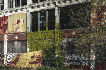 Fototapeta premium Detroit, Michigan, United States - October 2018: View of the abandoned Packard Automotive Plant in Detroit. The Packard Plant sprawls multiple city blocks and measures in at 3.5 million square feet