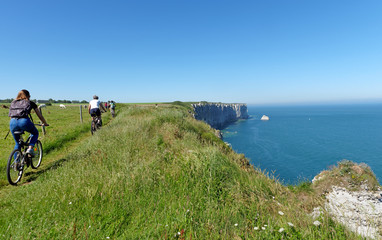cyclistes sur les falaises d' Etretat en Normandie