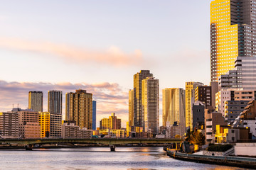 Naklejka premium 早朝の高層マンション群 The sky at daybreak in Tokyo, Japan