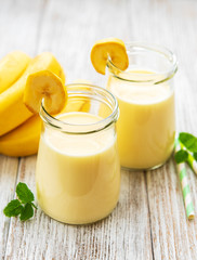 Banana yogurt and fresh bananas