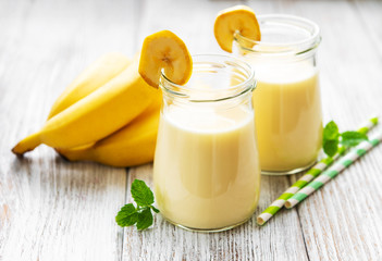 Banana yogurt and fresh bananas