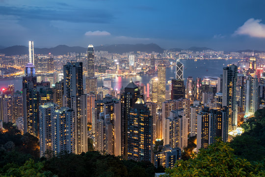 Blick auf die beleuchtete Skyline von Hongkong ab Abend