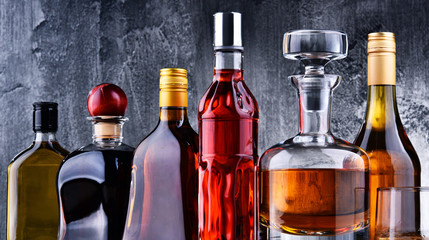Carafe et bouteilles de boissons alcoolisées assorties.